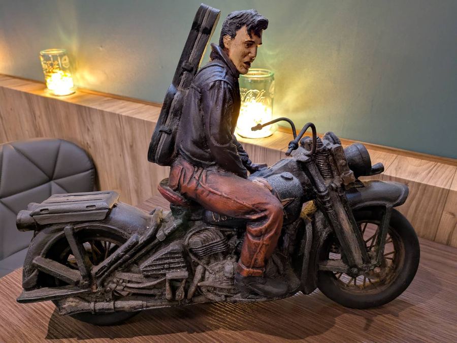 バイクに乗るロックスターの置物