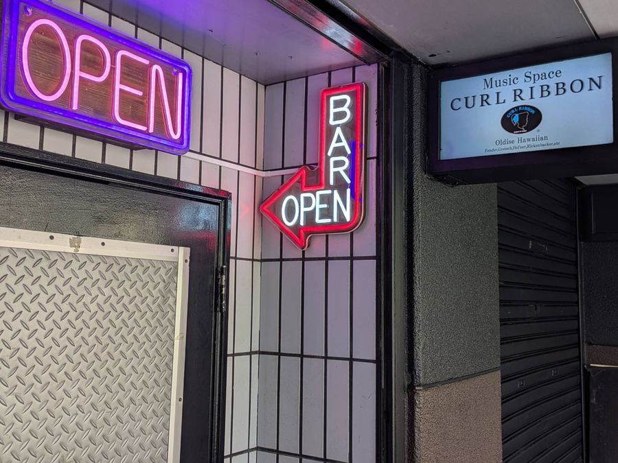 入口のOPENネオンとCURL RIBBONの看板