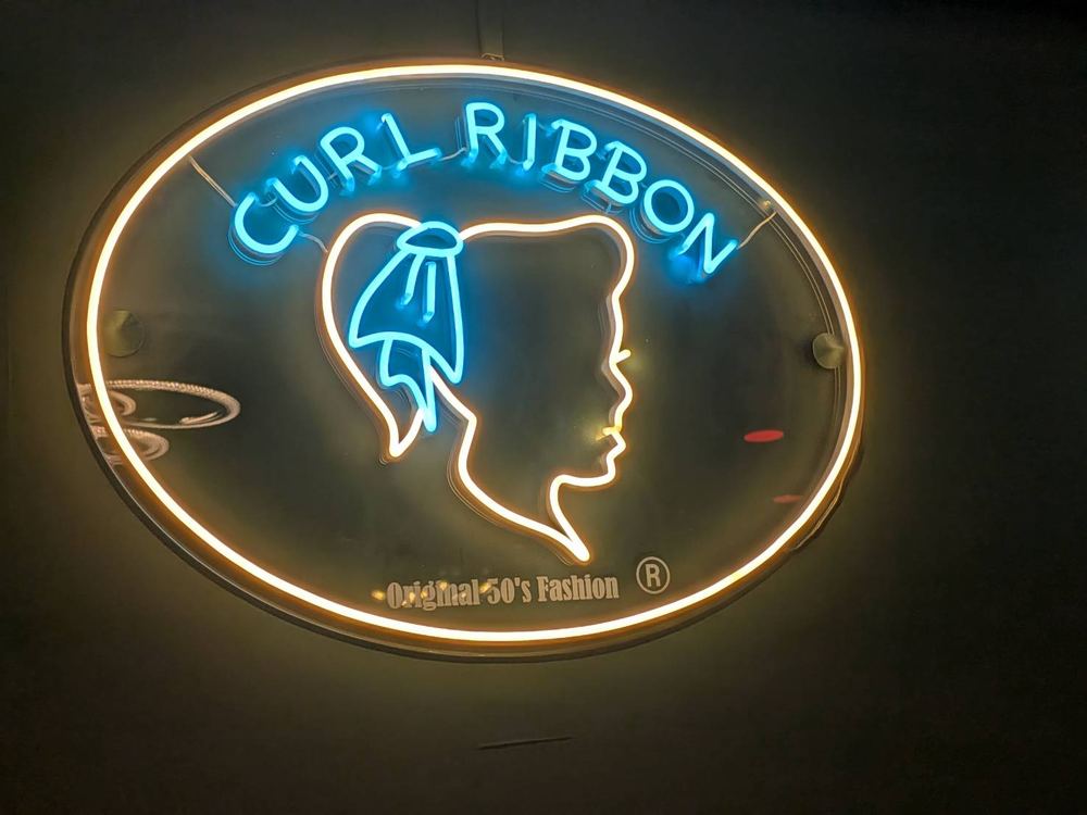 CURL RIBBONのネオンサイン