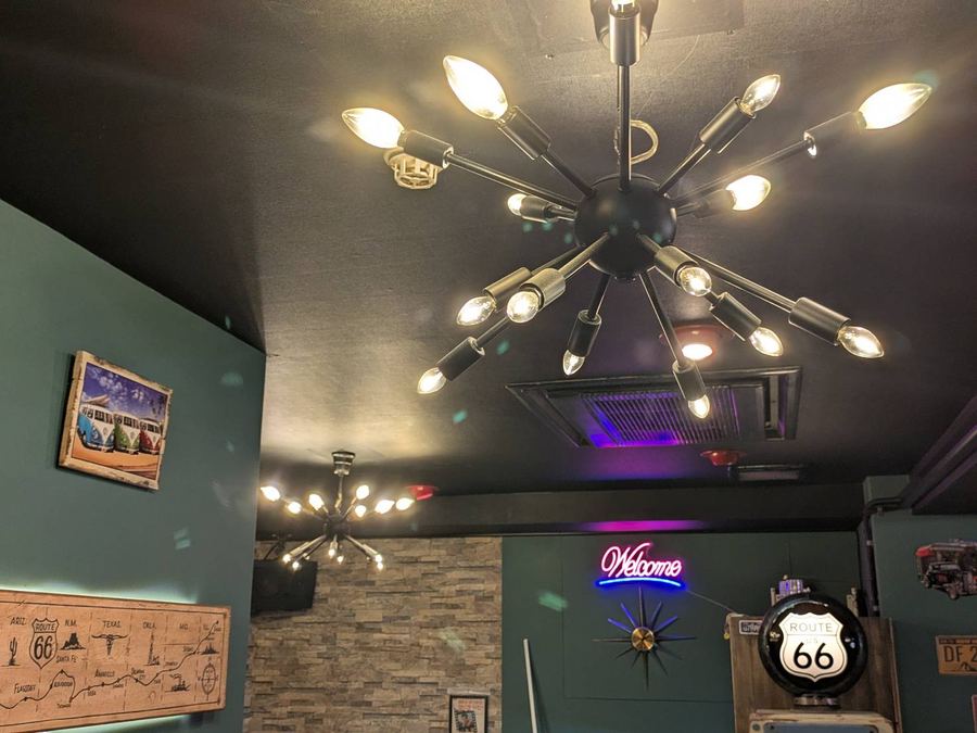 スプートニク照明とルート66の飾りがある店内